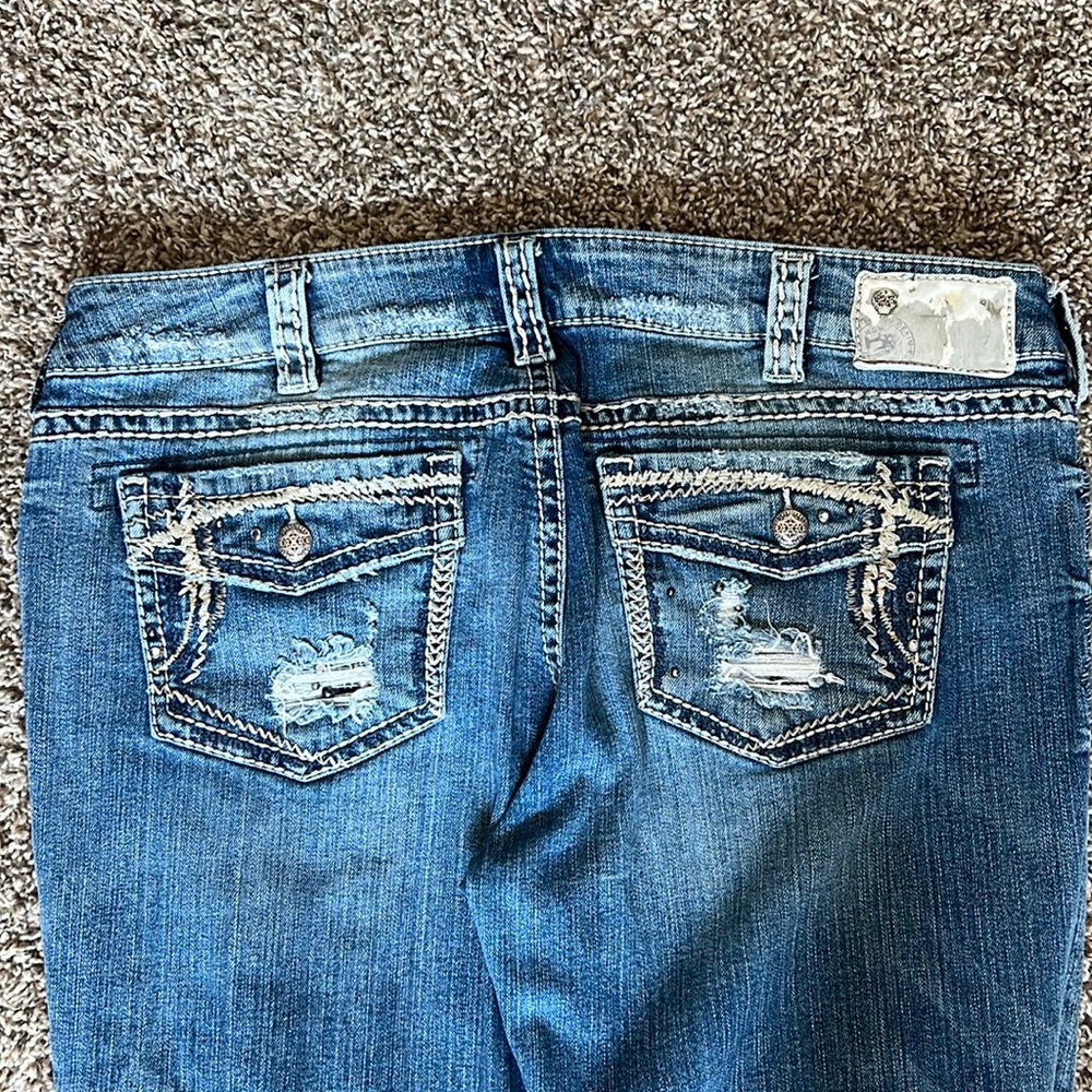 EUC Silver Jeans Suki Slim Bootcut - Distressed